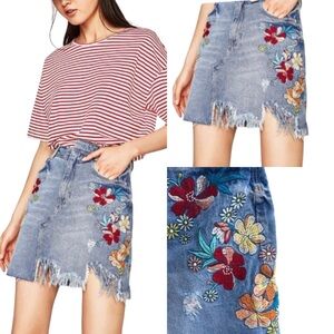 ZARA Trafaluc‎ Distressed Denim Skirt Embroidered Florals. Size Small